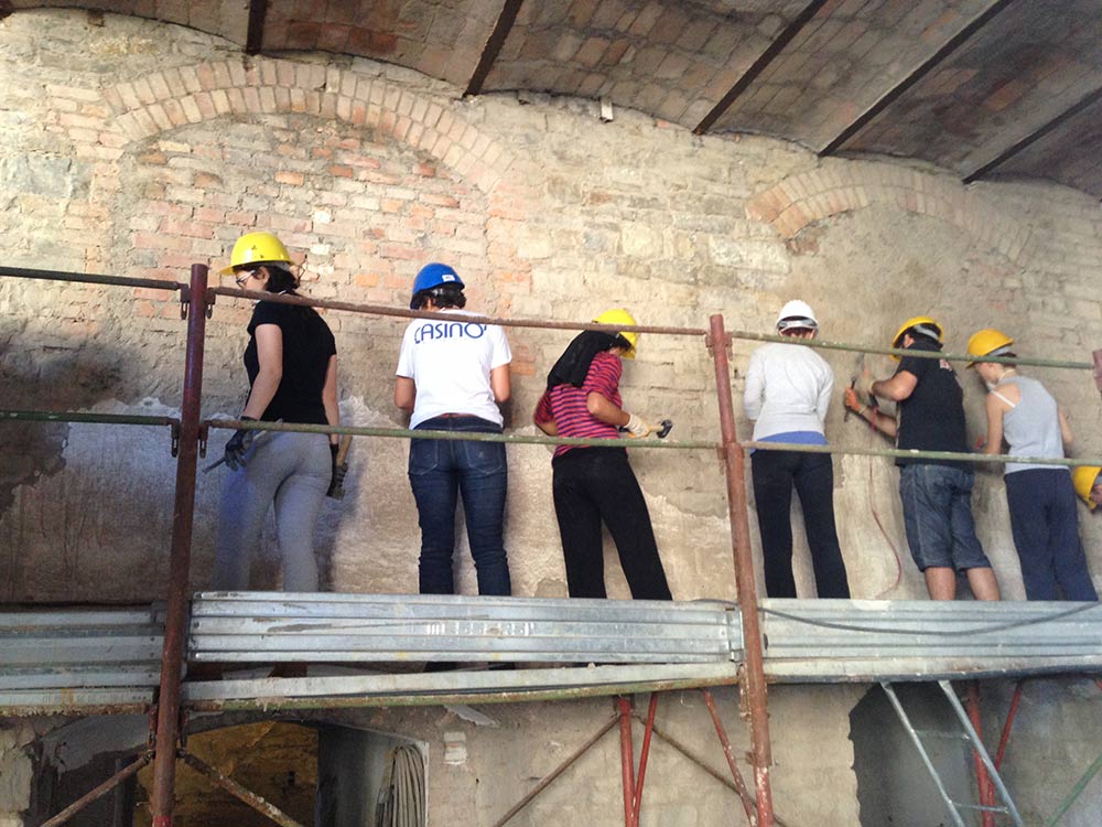 Manifattura-Urbana-Cantiere-La-Fornace-Berceto-2014-05 pulitura muro