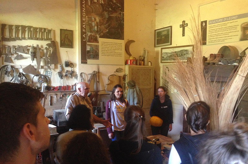 Manifattura-Urbana-Laboratorio-legno-gruppo lezione